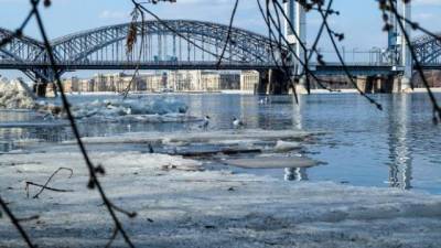 Администрация Петербурга запретила до середины января выходить на лед