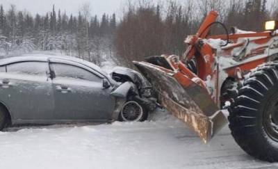 В жестком столкновении с автогрейдером на Ямале погиб водитель легковушки