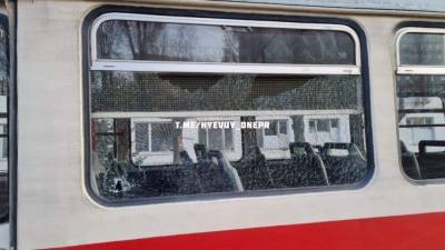 В Днепре подростки закидали камнями трамвай с пассажирами