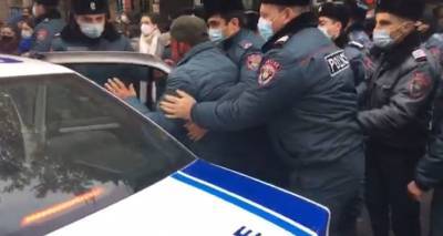 Протестующие заблокировали пр. Маштоца: полиция доставляет активистов в отделения – видео