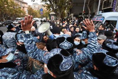 Оппозиция заблокировала центр Еревана с требованием отставки Пашиняна