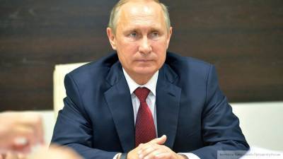 Президент России приостановил индексацию окладов госслужащих