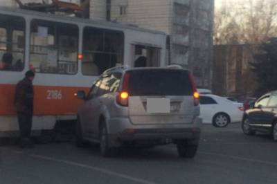 На Пушкарёвском кольце иномарка протаранила трамвай