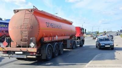 Водитель бензовоза стал жертвой массовой аварии на трассе в Домодедове