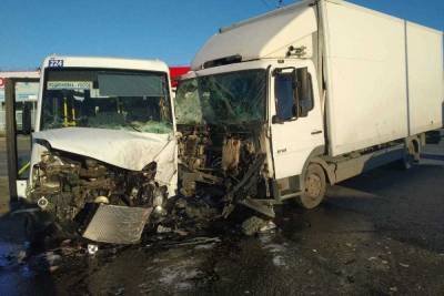 Под Ростовом два человека пострадали в ДТП с пассажирским автобусом и грузовиком