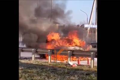 На Ейском шоссе в Краснодаре сгорела машина
