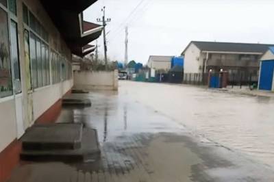 На Азовском море бушует сильный шторм: затоплены базы отдыха и дороги