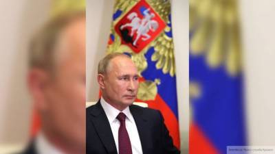 Путин подписал закон о "заморозке" индексации окладов госслужащих