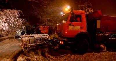 Как ночью дороги в пригородах Тбилиси очищают от снега - видео