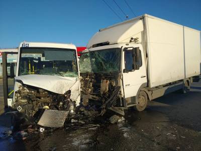 На трассе под Ростовом грузовик протаранил пассажирский микроавтобус