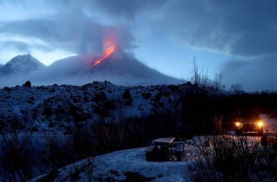 В России началось извержение вулкана Ключевская Сопка: из жерла вытекает лава – видео