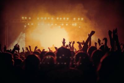 Роспотребнадзор продолжит штрафовать за нарушения на концертах