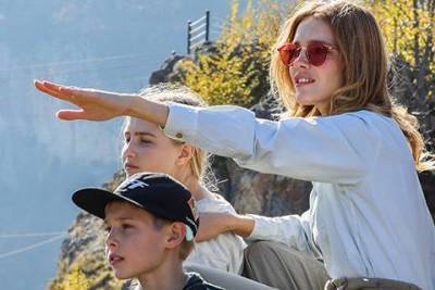 Наталья Водянова о проекте "Русские каникулы", в котором снялась вместе с детьми: "Хочу, чтобы они полюбили мою страну"