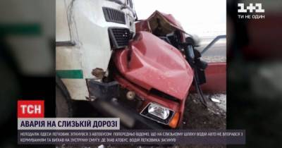 Под Одессой водитель "ВАЗа" на скользкой дороге влетел в автобус: водитель погиб