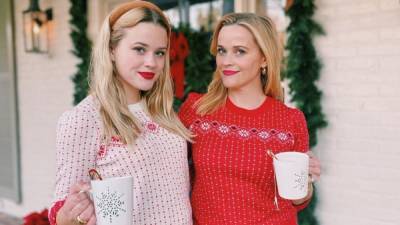 В новогодних свитерах: Риз Уизерспун умилила сеть фото с дочкой
