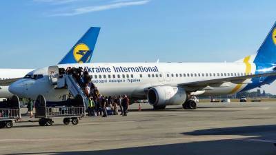 Крупнейшая авиакомпания Украины увольняет полторы сотни пилотов