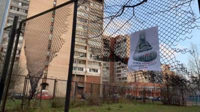 Активисты расклеили в Выборгском районе плакаты Гарнеца в образе "Ждуна"