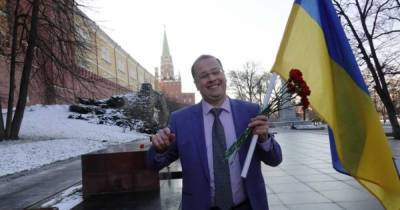 Под Кремлем россиянин устроил пикет с требованием остановить пропаганду войны против Украины