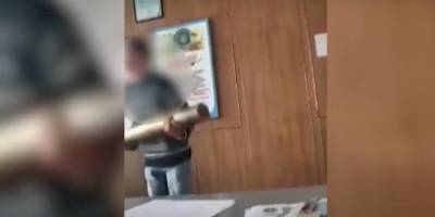 Скандал в лицее в Ровенской области: учитель заставлял учеников приседать с муляжом снаряда — видео