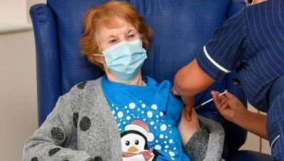 В Великобритании 90-летняя женщина первая в мире вакцинировалась от COVID-19