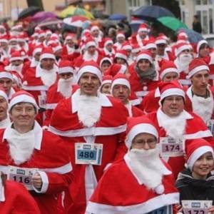 В Германии прошел праздничный забег Санта-Клаусов. Видео