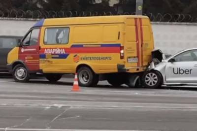 В Киеве такси на скорости врезалось в ГАЗель коммунальщиков: есть пострадавшие