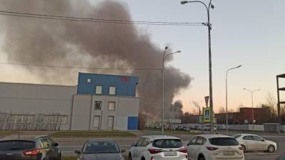 На Мебельной улице в Петербурге загорелась станция техобслуживания