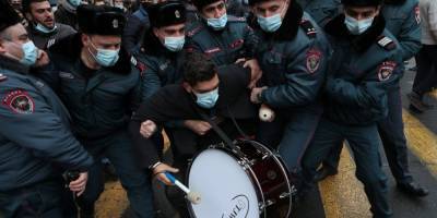«Никол — предатель!». В Армении начались массовые акции протеста с требованием отставки Пашиняна