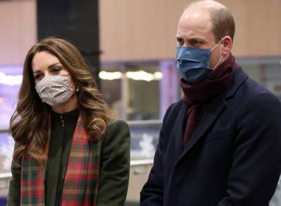 Принц Уильям и герцогиня Кэтрин появились в защитных масках на лондонском вокзале