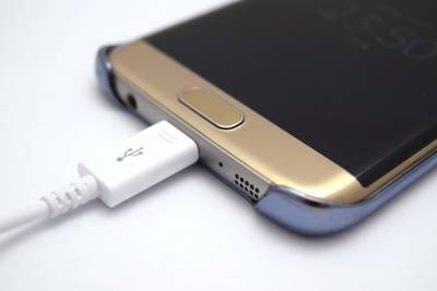 Samsung может перестать комплектовать смартфоны зарядными устройствами