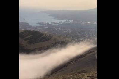 В Новороссийске туристы заметили «водопад из тумана»