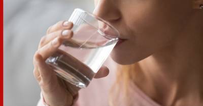 Уровень холестерина связали с количеством употребляемой воды
