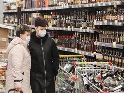 Попова порекомендовала прививающимся от COVID не пить алкоголь два месяца