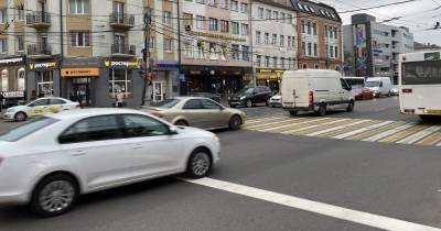 На площади Победы водители игнорируют новый светофор и стоп-линию (видео)