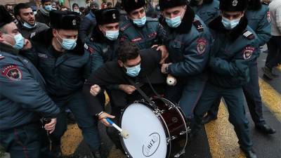Полиция Еревана назвала число задержанных на акциях протеста