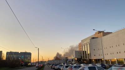 Мощный пожар произошел в автосервисе на северо-западе Петербурга