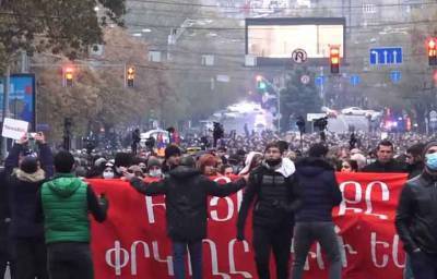 Срок ультиматума вышел: оппозиция Армении вывела тысячи людей на акции неповиновения