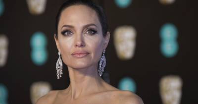 Анджелина Джоли в платье с разной высотой плеч рассказала, как женщинам уберечься от насилия