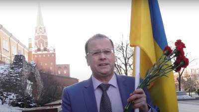Россиянин с флагом Украины протестовал возле Кремля против Путина: видео