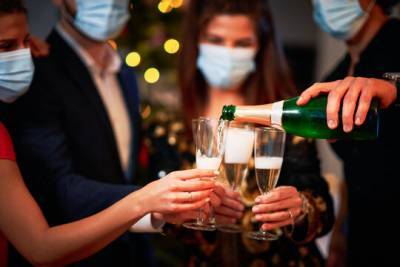 После вакцинирования от коронавируса разрешили шампанское на Новый год