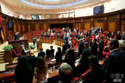 В парламенте Армении призвали «принять капитуляцию» и начать диалог с Баку