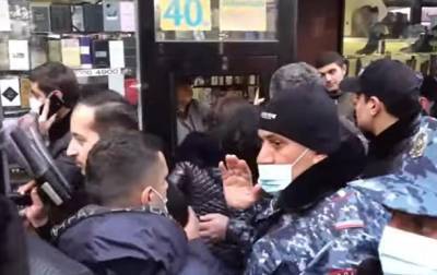 В Ереване протестующие перекрыли метро