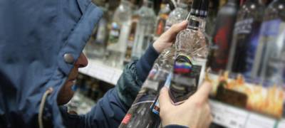 Пьяный пытался вынести под курткой бутылку водки из магазина в городе бумажников в Карелии