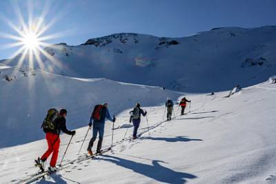 Оставшийся без соревнований норвежский лыжник захотел жить на деньги девушки