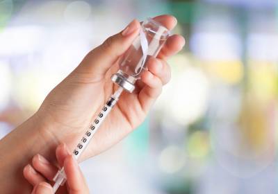 COVID-вакцину завезут в Украину уже в январе – ЦОЗ