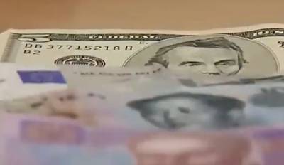 Обменники ходят ходуном: под конец года украинцы ринулись скупать валюту