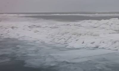Волны величиной в несколько метров и ледяной берег: стихия уничтожает украинский курорт, видео