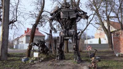 Житель Калининградской области создает роботов для музея.