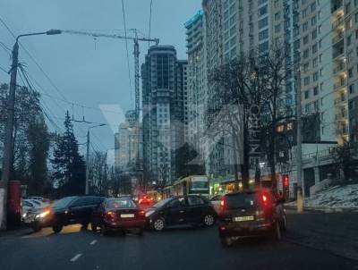 ДТП в Одессе: в районе Аркадии три столкнувшиеся легковушки остановили трамваи