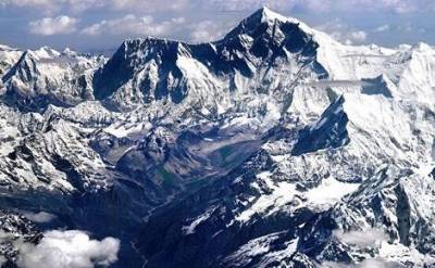 Власти Китая и Непала определились с новой высотой Эвереста
